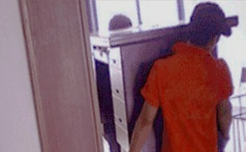 石敢當搬家(打一成語)