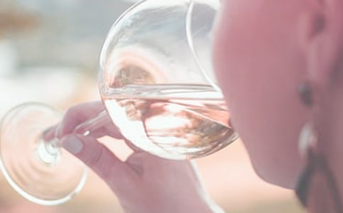 孤獨喝酒的說說