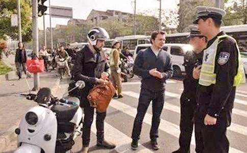 交警叔叔,你的精神令我敬佩