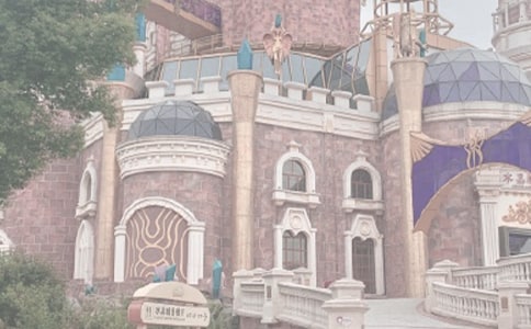 一邊高來一邊低,游樂園里常見它,小孩都愛往上騎,上高下低好歡