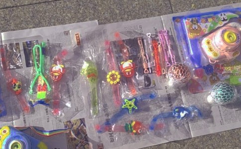 90后小伙擺地攤年賺百萬