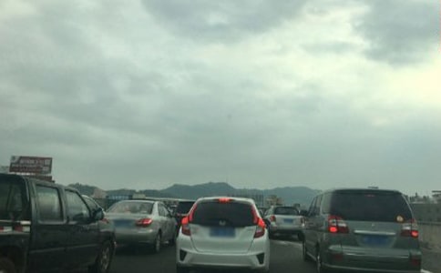 高速公路上安全跟車的技巧