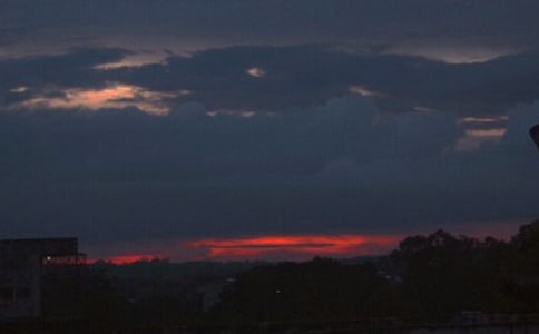 黑夜中還有星星閃著光作文