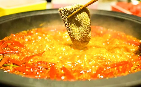 �y���Ļ��?zh��n)��?/></p>
<h2>�y���Ļ��?zh��n)��?</h2>
<p>������ʮһ�q�����������҂�һ���˟���[�[�؇��ڻ��������ҽo���^���ա�</p><p>����������ˮ����v�ˣ��ְ��ڻ�偃�߅�քe���ϴ�t���������Ϻ�С�������㜫�ϣ�׌����S���������������۳ԵĶ���Ƥ��Ģ��������Ƭ����һ���ӡ�һ���ӵ؊A�M(j��n)�����S��?j��n)��ˎ��¾͊A��һ�K����Ƭ�������ͣ������s��ס���f�����e�����e����߀�]����͸�أ����Ҳ���Ը�ذ�����Ƭ�ַŻ���</p><p>�����@�r(sh��)�����Žo�ҊA��һ���Ӷ���Ƥ�f�����@��(g��)�Cһ�¾���ζ�����ȳ��@��(g��)������һ�L����Ȼ�����Ў�����ζ�����O�������s��Ҳ�o���ŊA��һ���ӣ����ŵ�Ę����Ц����һ��ջ��������ҽo�⹫�����������̶��A��Щ��������Ц���f���L(zh��ng)������֪���P(gu��n)�Ąe���ˡ���ͻȻ�X��������һ������Ė|��������(d��ng)������ô��ů����ô��̹���@�����H����������R(sh��)����������L(zh��ng)��������</p><p>��������һ��(hu��)�����ְ�������һ��͸������l�ƵĖ|�����M(j��n)������^�ˎ׷�����ְ�Ц���f������L�L�@��(g��)�����҇L��һ�����鲻�Խ��ؽе�������������������һ�l�lС���q����óԣ������s�o�o���ÊA�ˎ׸���Ҳ�S��?y��n)�ۗl̫�L(zh��ng)�����óԵÓu�^���X��.�����Ӷ��O�����҂�һ���˶��̲�ס������Ц������</p><p>�����҂�����Ц�������@�ӵ��Ҹ����@�ӵ��䘷���ڡ���ʮһ�q�����ջ����׌�ҽK���y����</p><h2>�y���Ļ��?zh��n)��?</h2>
<p>�����@��������ҁ����ؑc���w�(y��n)��һ�����ڵ�������׌��ӡ����̵�ֻ��һ��(g��)�֣�����</p><p>����ӛ�����������ҵ��촽׃�ñ�Ϳ�˿ڼt߀�t���@һ�ж��Ïĳ���r(sh��)�f�𡭡��Ǖr(sh��)�������c�A�A����ͬһƥ������ҹ�]�Ԗ|�����I�������֋�ֱ���I���������ְֶ�Ԓ���f���͎��������M(j��n)���R·��(du��)��ġ�70����ϻ�偡���������˺��Ҿ��Ȳ��������ÿ��ӣ��A��ţ�⡢ţ����ë�����ײ˷�����Ѫ�tѪ�t�������������(d��ng)������(zh��n)��ȥ�Aţ��r(sh��)�������R(sh��)���Լ��ġ��t����(z��i)�y����Ҫ���u������߀�Ǜ]ֹס��(du��)������偵ĘO�ȿ��������R��ţ���b�M(j��n)�Լ��Ķ���������������һ�K��һ�K��������������������������ζ�����Ǻþ����L(zh��ng)���ҵ����^�u�u�_ʼ׃�t��������Խ��Խ�t���Ҳ��ɵ�����ˮ����ֱ���Լ�������ˮ�����ǲ��]�к��D(zhu��n)������ϵ�ÿ��(g��)��(x��)�����Ʊ�ը��һ�㣬���ݷ������һ��ڱM���ȼ�����ҵ�����������������������һ�����߸ߣ��@����һ��׌���y����.��偣�������?y��n)���������׌��ӡ����̡?/p><p>�����ص���Ԣ���һ�ζ������ϵ���ζ�����м�(x��)��һ���������·L����һ�����������ƽ���r(sh��)��ͬ�圫�����������ʕr(sh��)��ͬ����������ᡢ����������������һ�N�����w�(y��n)���҂�������������һ���L(f��ng)�������(hu��)���������҂���(y��ng)ԓ�W(xu��)��(hu��)����������(zh��n)������������һ���������(hu��)���҂����һ����õĻ����</p><div   id=