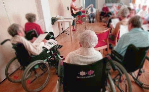 ����Ժ֮�����ģ����x��