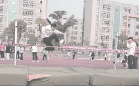 中班體育小蚱蜢學跳高教案